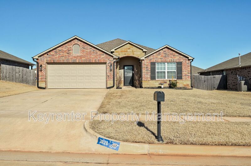 2029 West Antler Way in Mustang, OK - Building Photo