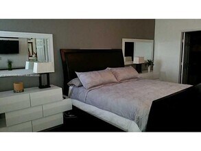 10802 NW 76th Ln in Doral, FL - Building Photo - Building Photo