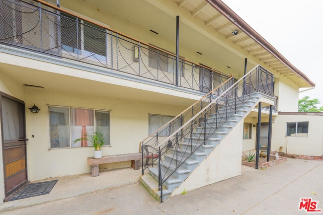 10043 Haines Canyon Ave in Los Angeles, CA - Building Photo - Building Photo