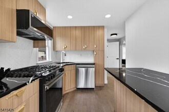 21 Lombardy Pl in Maplewood, NJ - Building Photo - Building Photo