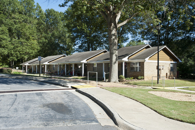 Walton Village Apartments in Monroe, GA - Foto de edificio - Building Photo