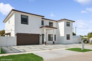 13331 SW 41st St in Miami, FL - Building Photo