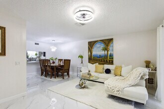 368 Waterside Dr in Hypoluxo, FL - Building Photo - Building Photo