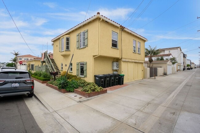 1231-1231 W Bay Ave in Newport Beach, CA - Building Photo - Building Photo