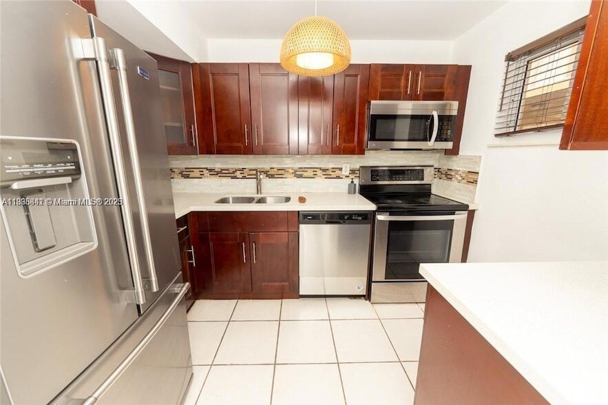 4235 N University Dr, Unit 205 in Sunrise, FL - Building Photo