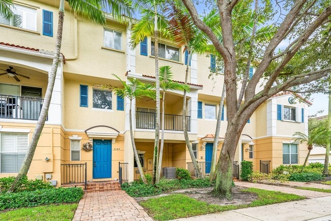 3187 N Oasis Dr in Boynton Beach, FL - Building Photo - Building Photo
