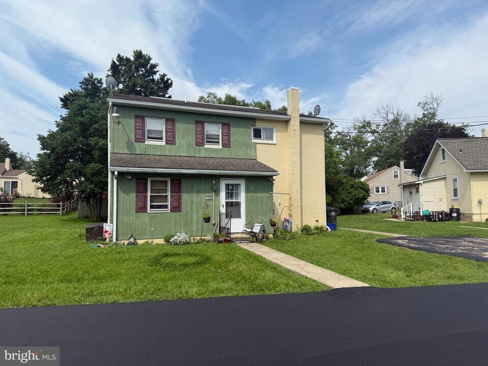 1552 E Philadelphia Ave in Gilbertsville, PA - Building Photo