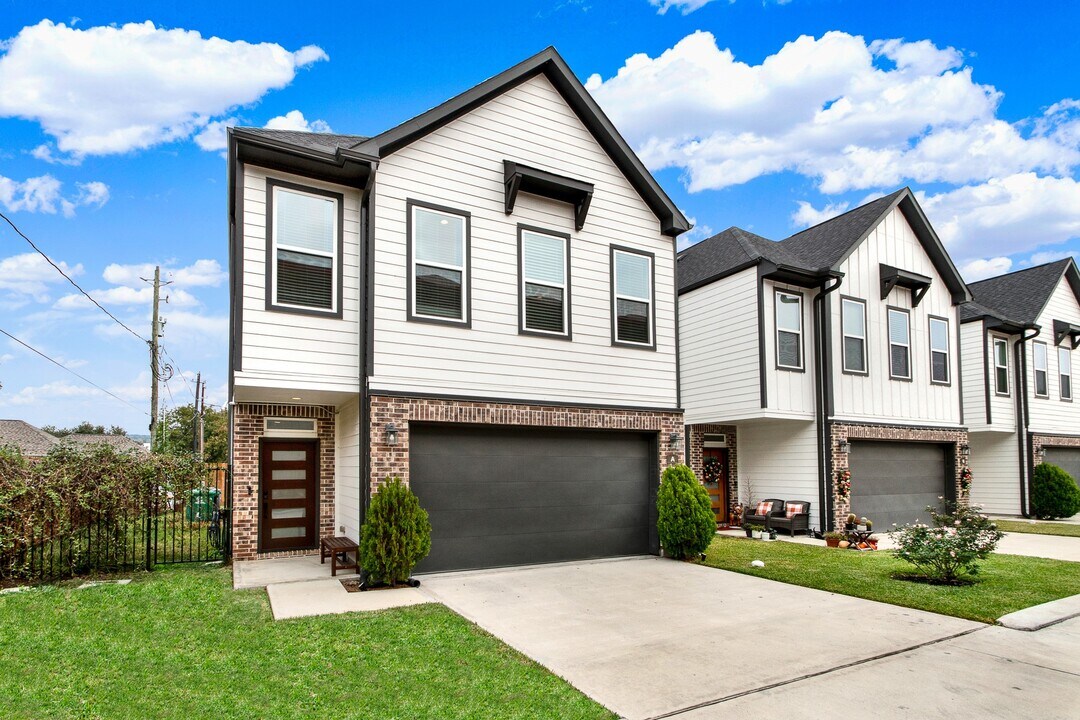 6635 T C Jester Blvd in Houston, TX - Building Photo