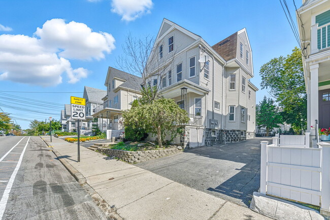 9 Curtis St, Unit 2 in Somerville, MA - Building Photo - Building Photo