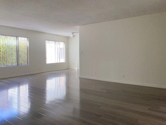 310 S Clark Dr in Los Angeles, CA - Building Photo - Building Photo
