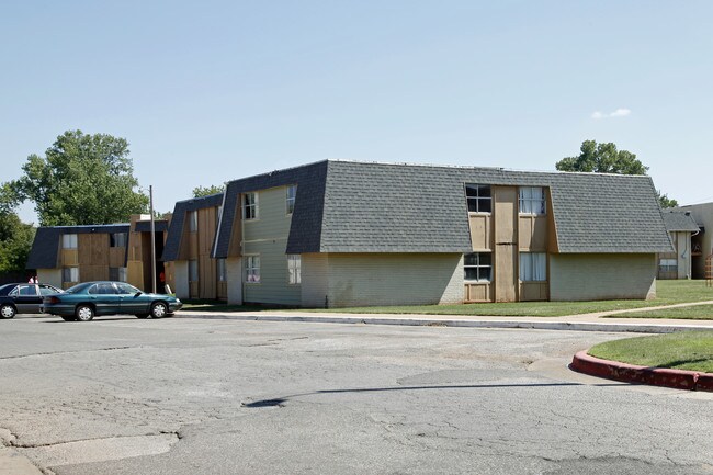 Oakridge Village Apartments in Oklahoma City, OK - Building Photo - Building Photo