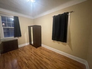 12 Barton St W in Hamilton, ON - Building Photo - Building Photo