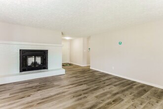 8130 Clayburn Dr in Indianapolis, IN - Foto de edificio - Building Photo