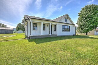 403 Silver Lake Rd in Church Hill, TN - Building Photo - Building Photo