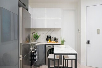 317 E 78th St in New York, NY - Building Photo - Building Photo