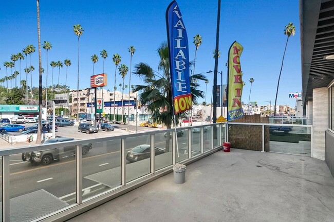 5750 Hollywood Blvd, Unit 232 in Los Angeles, CA - Building Photo - Building Photo