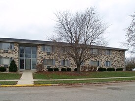 613-619 Meadow Ln in Burlington, WI - Building Photo