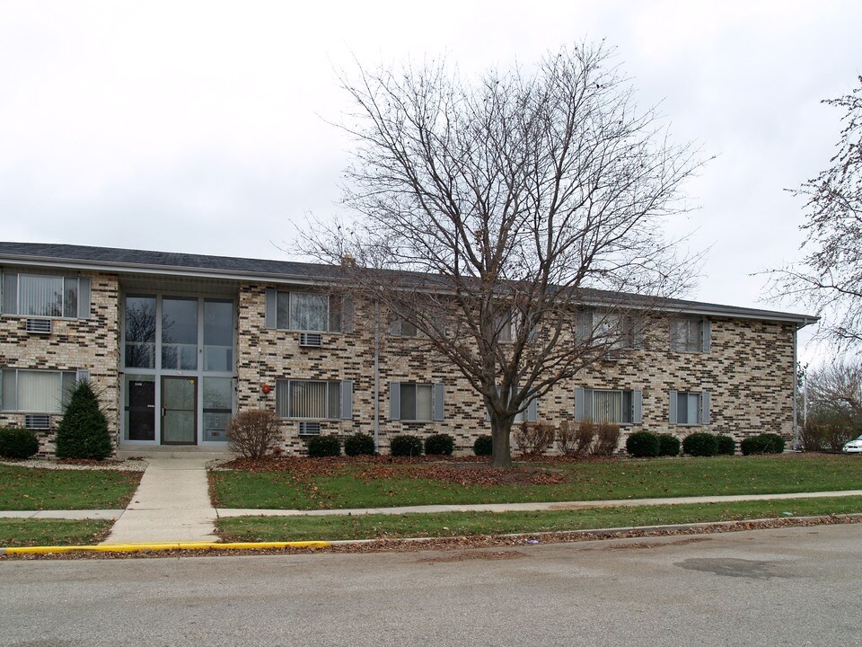 613-619 Meadow Ln in Burlington, WI - Building Photo