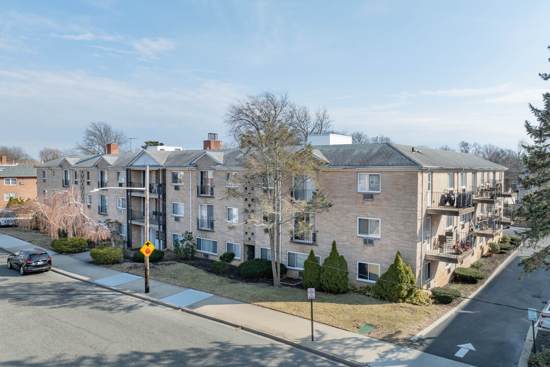 50 Lenox Rd in Rockville Centre, NY - Foto de edificio