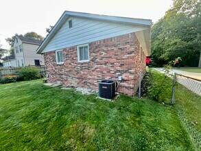 297 Riverside Dr in Clinton Township, MI - Foto de edificio - Building Photo