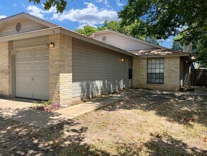 2010 Alex Ave in Austin, TX - Building Photo - Building Photo