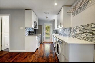 1120 Estes Ave, Unit B in Austin, TX - Building Photo - Building Photo