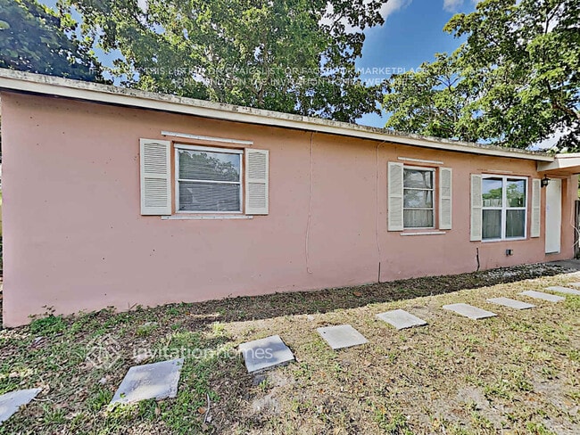 1410 N 70th Terrace in Hollywood, FL - Building Photo - Building Photo