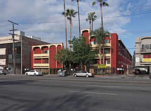 6833 Sepulveda Blvd in Van Nuys, CA - Building Photo - Building Photo