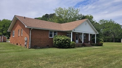 8066 Caratoke Hwy in Powells Point, NC - Building Photo - Building Photo
