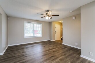 6220 Maravian Dr in Louisville, KY - Foto de edificio - Building Photo