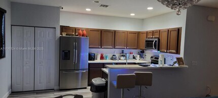 1022 NE 208th St in Miami, FL - Foto de edificio - Building Photo