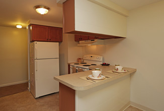 Clay Court Apartments in Syracuse, NY - Building Photo - Interior Photo