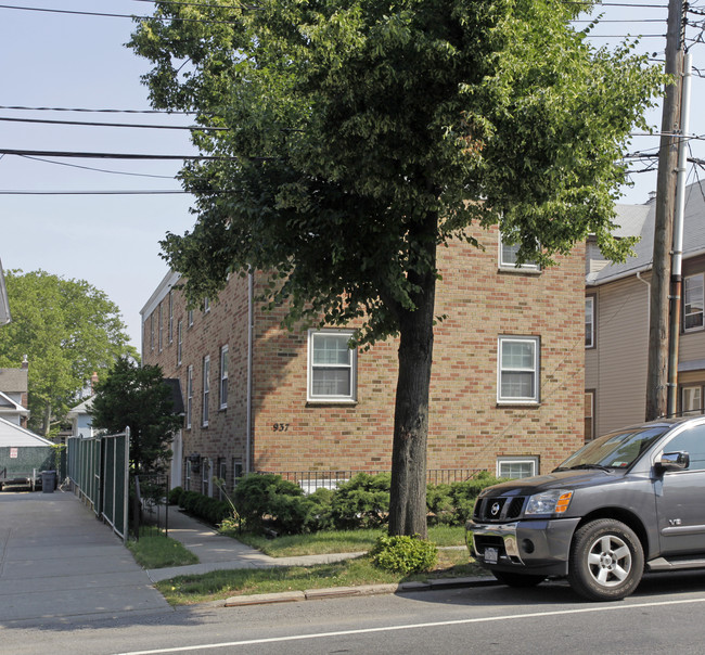 937 Forest Ave in Staten Island, NY - Building Photo - Building Photo