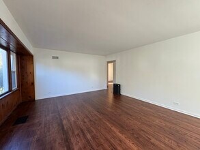 29W211 Calumet Ave E in Warrenville, IL - Building Photo - Building Photo