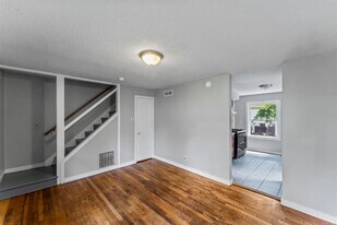 55 Rock Creek Rd, Unit 53 Rock Creek in New Haven, CT - Building Photo