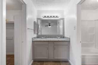 1666 Meadow Green Dr in Missouri City, TX - Foto de edificio - Building Photo