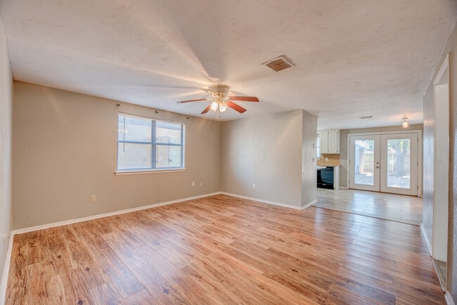 12500 SW 2nd St in Yukon, OK - Foto de edificio - Building Photo