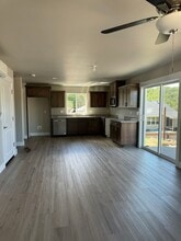 1528 Thyme Dr in Roseburg, OR - Foto de edificio - Building Photo