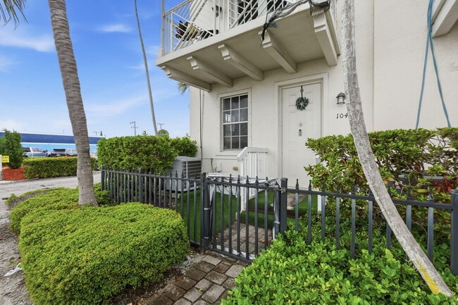 310 N Dixie Hwy in Lake Worth Beach, FL - Foto de edificio - Building Photo