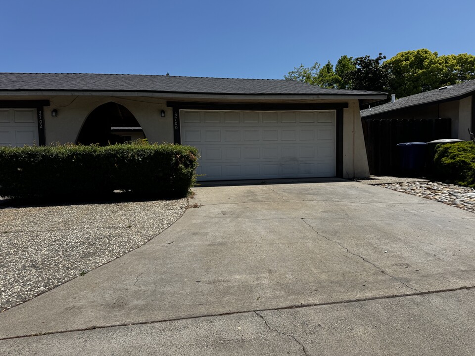 3700 Bridgeford Ln in Modesto, CA - Building Photo