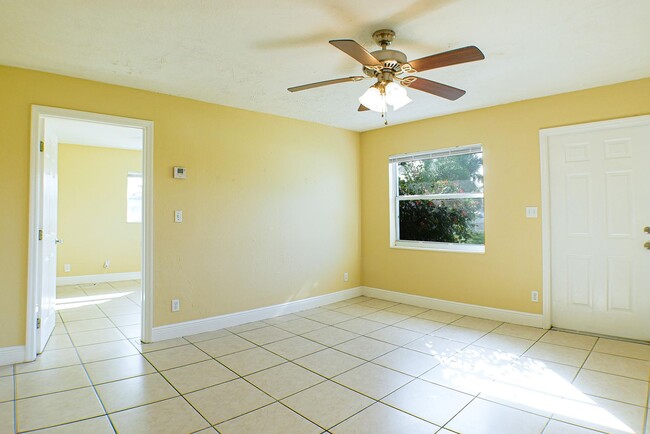 5452 Fifth Ave in Ft. Myers, FL - Building Photo - Building Photo