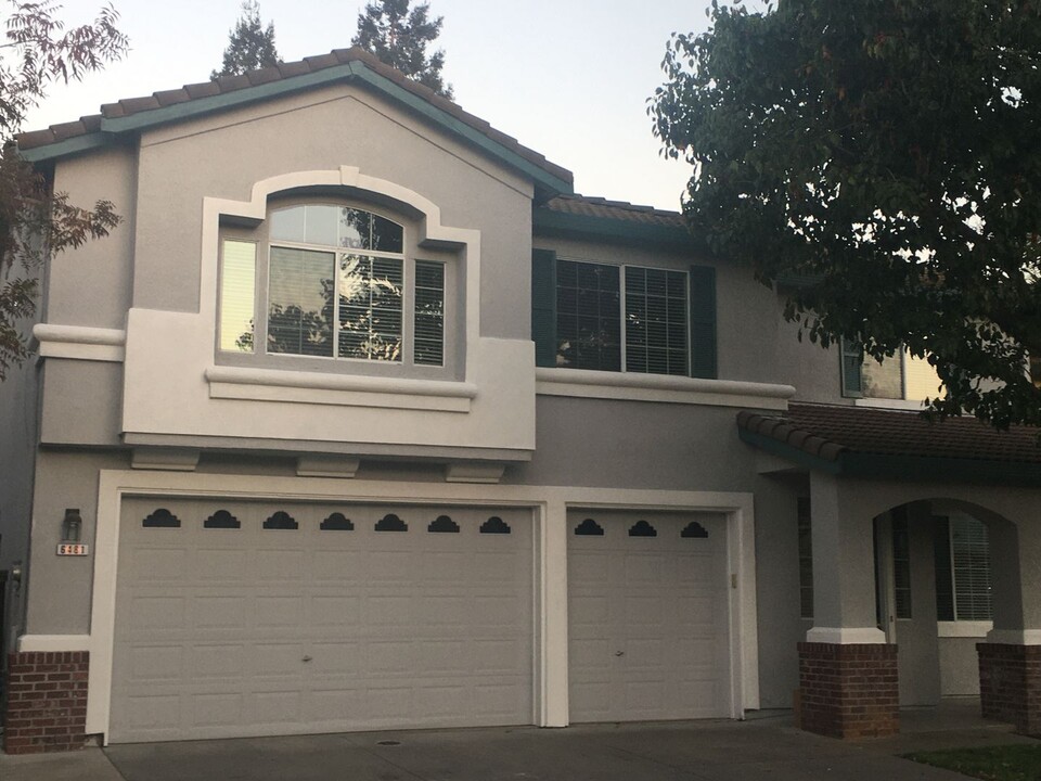 6481 Brook Hollow Cir in Stockton, CA - Foto de edificio