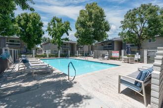 Montecito Apartments in Lancaster, CA - Foto de edificio - Building Photo