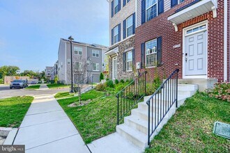 2718 Lanham Hill Cir in Glenarden, MD - Foto de edificio - Building Photo