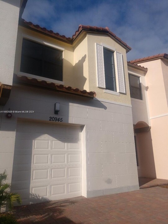 20945 NW 1st Dr in Pembroke Pines, FL - Foto de edificio