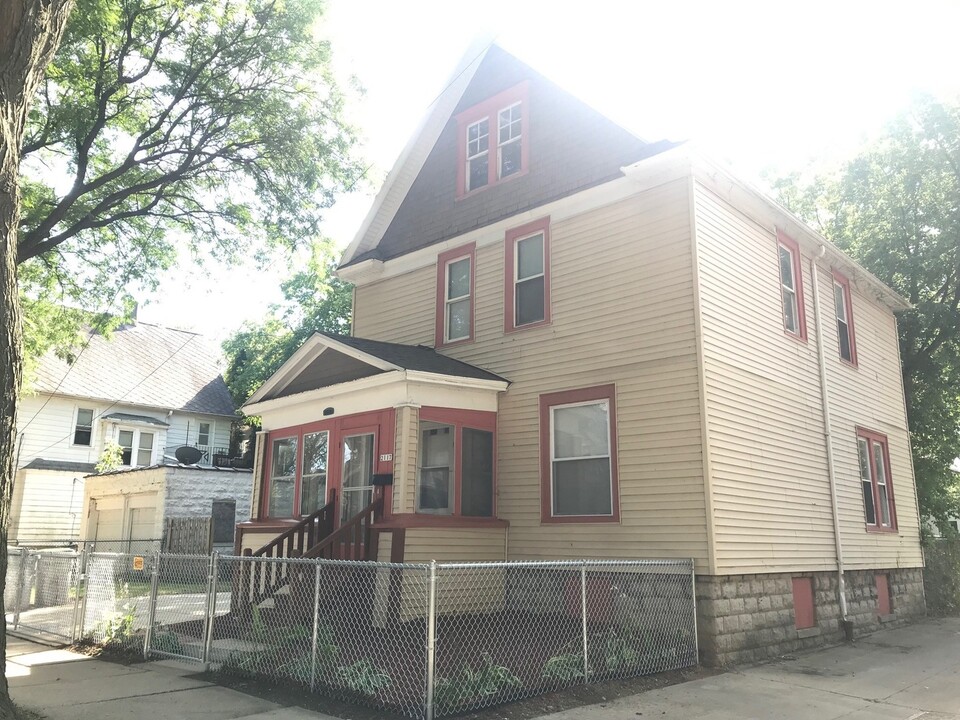 2117 N 42nd St in Milwaukee, WI - Building Photo