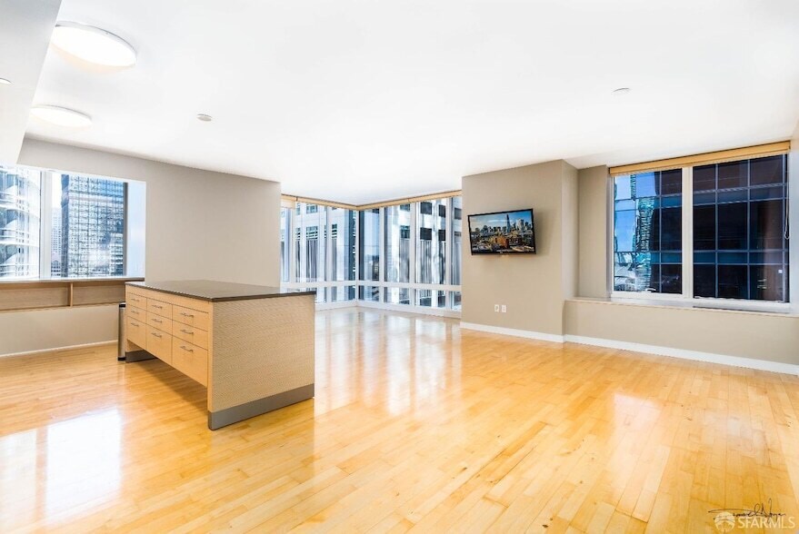 301 Mission St, Unit 24A in San Francisco, CA - Building Photo