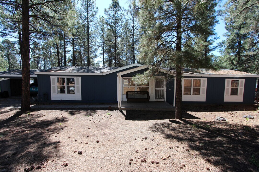 2075 W Alaska Ave in Flagstaff, AZ - Building Photo