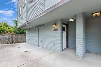 6520 34th Ave SW in Seattle, WA - Building Photo - Building Photo