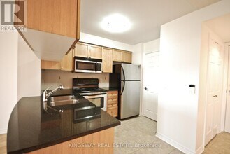 2391 Central Park Dr in Oakville, ON - Building Photo - Building Photo